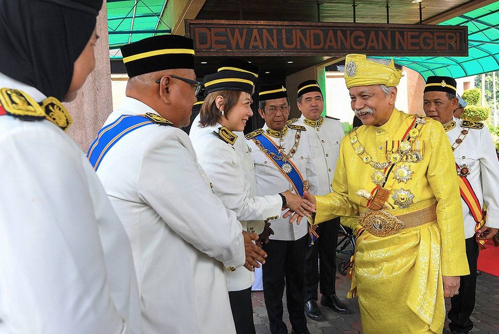 Yang Dipertuan Besar Negeri Sembilan Tuanku Muhriz Tuanku Munawir berkenan beramah mesra dengan Ahli Majlis Mesyuarat Kerajaan Negeri Sembilan sempena Persidangan Kedua (Perasmian) Penggal Pertama Dewan Undangan Negeri (DUN) Negeri Sembilan, ke-15, hari ini.