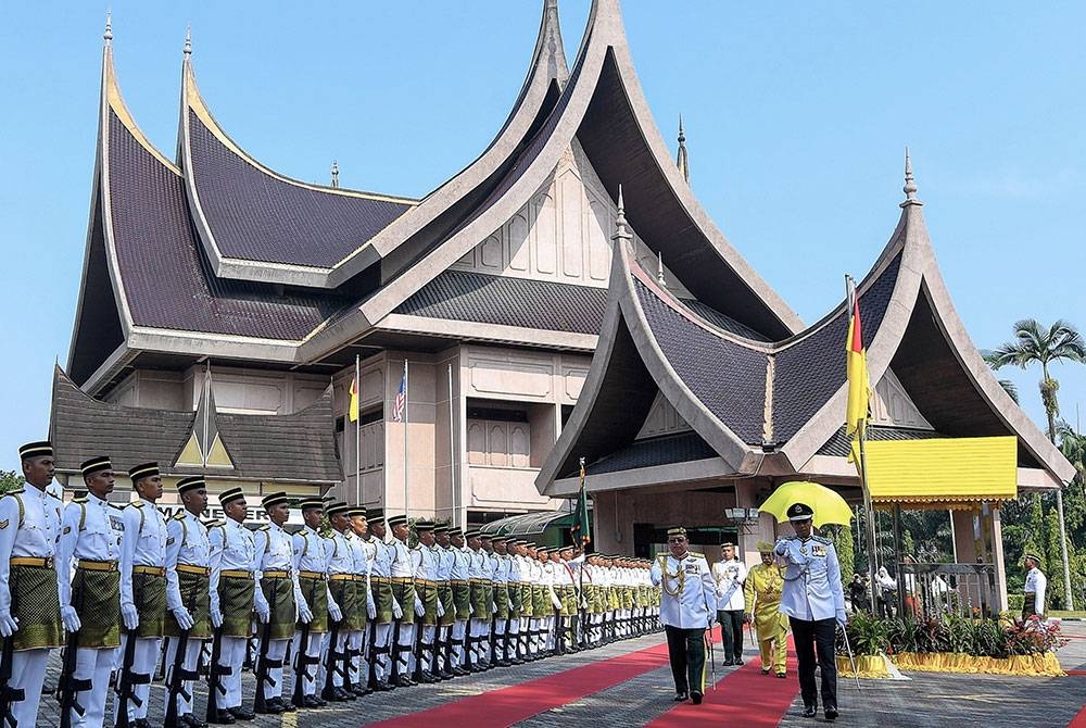 Yang Dipertuan Besar Negeri Sembilan Tuanku Muhriz Tuanku Munawir berkenan memeriksa barisan Batalion Ke-14 Rejimen Askar Melayu Diraja (MEKANIZE) pada Perasmian Persidangan Kedua (Perasmian) Penggal Pertama Dewan Undangan Negeri (DUN) Negeri Sembilan, ke-15, hari ini.