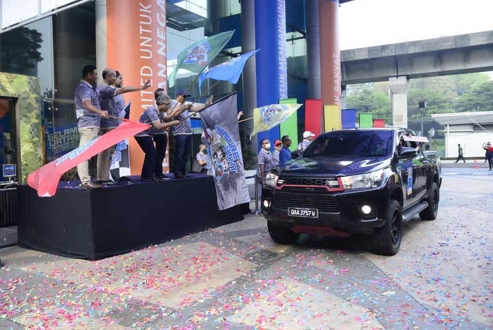 Mohammad Hanis; Pengerusi Sekatarakyat, Datuk Mohamed Arsad Sehan; Timbalan Ketua Pegawai Eksekutif, (Dasar &Pembangunan) SKM, Amran Abd Kadir dan Bendahari Kehormat Sekatarakyat, Datuk Mustafha Abd Razak menyempurnakan pelepasan peserta pertandingan pencarian harta karun anjuran Sekatarakyat di Menara Kembar Bank Rakyat di ibu negara pada Sabtu.