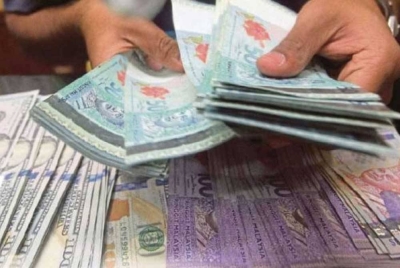 Ringgit memulakan urus niaga pagi ini rendah berbanding dolar AS apabila dolar AS mengukuh berikutan minat baharu dalam kalangan pelabur berikutan krisis di Timur Tengah. - Gambar hiasan.