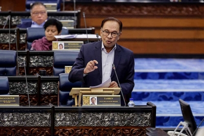 Anwar semasa sesi soal jawab pada persidangan Dewan Rakyat di Bangunan Parlimen, pada Isnin. - Foto Bernama