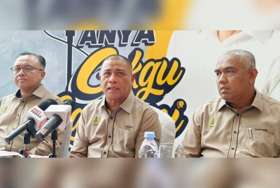 Saarani (tengah) dalam sidang media di program 'Tanya Cikgu Saarani' di UiTM Seri Iskandar.