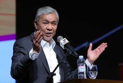 Ahmad Zahid berucap pada Majlis Perasmian Program Halal On Track di Universiti Malaya, pada Isnin. - Foto Bernama