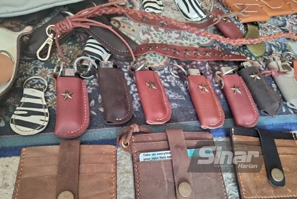 Tempat letak kad nama dan sarung pemetik api antara hasil kraf kulit yang mendapat sambutan.