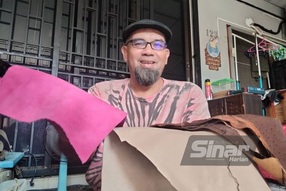 Fairos menunjukkan kulit lembu, ular dan kambing yang digunakan bagi menghasilkan kraf.