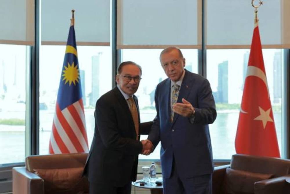 Anwar (kiri) dan Erdogan, telah mengadakan perbincangan mengenai perkembangan terkini melibatkan Palestin dan Israel melalui telefon malam tadi. - Foto Bernama