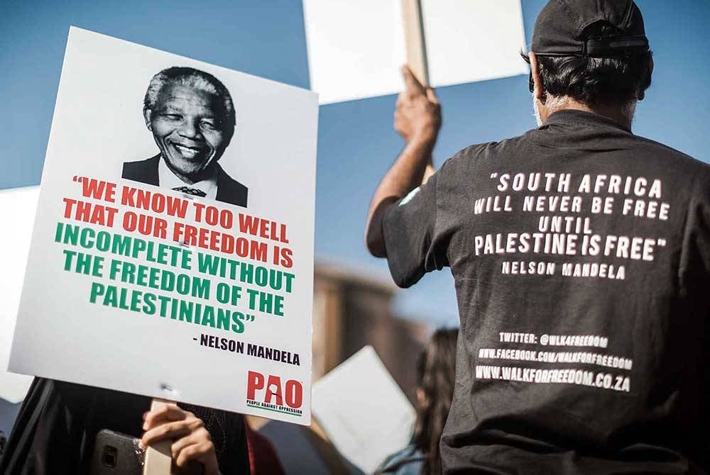 Penduduk di Cape Town menyertai protes anti-Israel sebagai solidariti terhadap rakyat Palestin yang ditindas secara aparteid yang jelas melanggar undang-undang antarabangsa. - Agensi