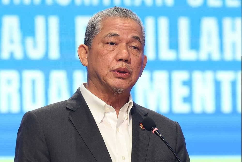 Fadillah berucap merasmikan Mesyuarat Ketua-Ketua Jabatan dan Agensi Persekutuan Negeri Kelantan, pada Selasa. - Foto Bernama