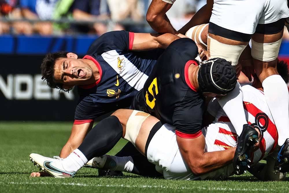 Matera (kiri) mengalami kecederaan ketika aksi Argentina menentang Jepun di Nantes Ahad lalu. - Foto EPA