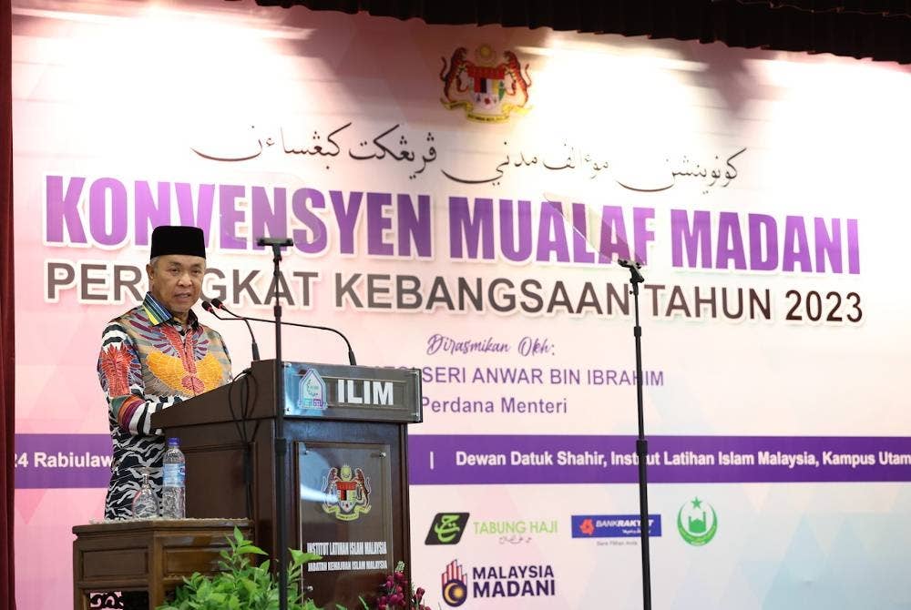 Ahmad Zahid menyampaikan ucapan pada Majlis Perasmian Konvensyen Mualaf Madani Peringkat Kebangsaan 2023 di Institut Latihan Islam Malaysia (ILIM) pada Selasa. - Foto Bernama