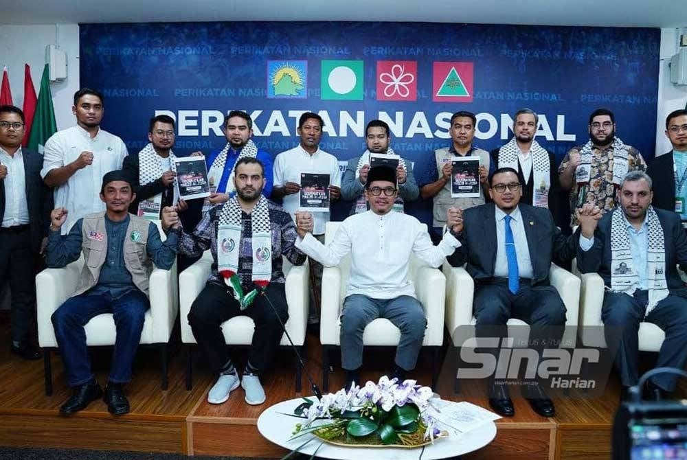 Afnan Hamimi (duduk, dua dari kanan) bersama NGO dalam sidang media berkaitan Himpunan Aman Solidariti Rakyat Palestin anjuran Pemuda Pas di Pejabat Agung Pas pada Selasa. - Foto Sinar Harian/Mohd Halim Abdul Wahid