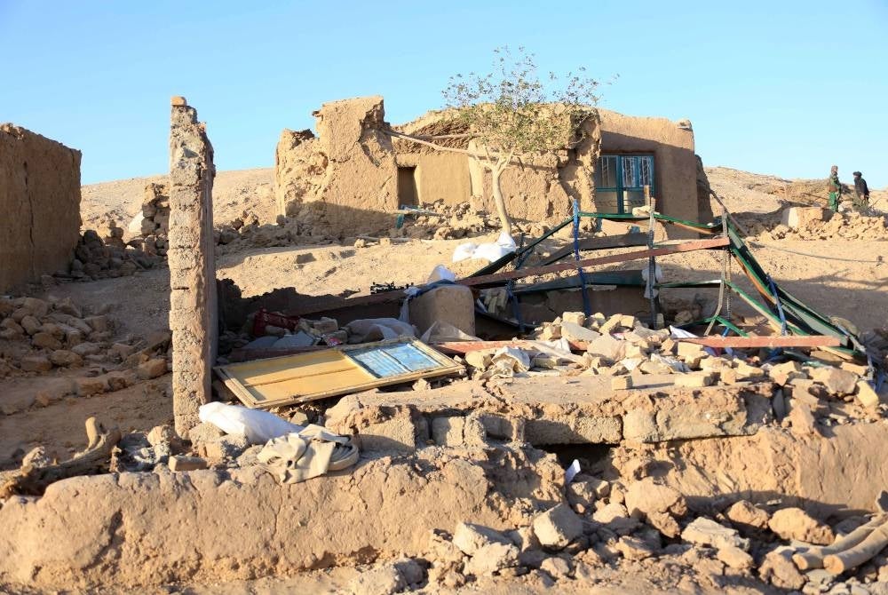 Keadaan rumah yang rosak di daerah Zinda Jan yang dilanda gempa bumi di Herat, Afghanistan. - Foto EPA
