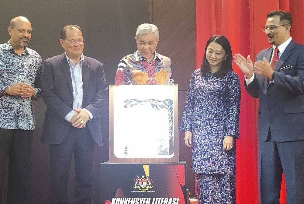 Hannah (dua dari kanan) menyaksikan majlis simbolik perasmian daripada Timbalan Perdana Menteri, Datuk Seri Dr Ahmad Zahid Hamidi (tengah) pada Konvensyen Literasi Kewangan Belia Peringkat Kebangsaan 2023 di Dewan Berlian UiTM Puncak Alam, di sini pada Selasa.