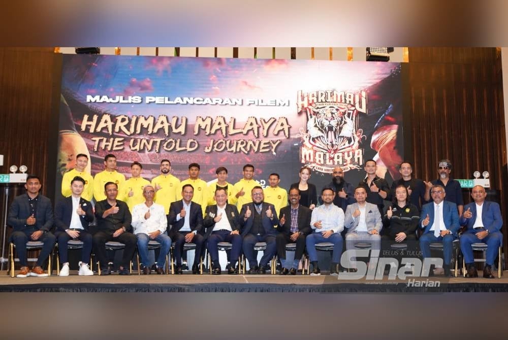 Presiden Persatuan Bola Sepak Malaysia (FAM), Datuk Hamidin Mohd Amin (depan, enam dari kiri) dan Pengarah Filem Harimau Malaya The Untold Journey Datuk Afdlin Shauki (depan, tengah) bergambar bersama pemain skuad Harimau Malaya serta barisan pelakon pada Majlis Pelancaran Filem Harimau Malaya The Untold Story di sebuah hotel pada Selasa. Turut hadir Hans Isaac, Ketua Pegawai Eksekutif Liga Bola Sepak Malaysia (MFL), Datuk Stuart Ramalingam dan Ketua Jurulatih Skuad Bola Sepak Negara, Kim Pan Gon. - Foto Sinar Harian ROSLI TALIB