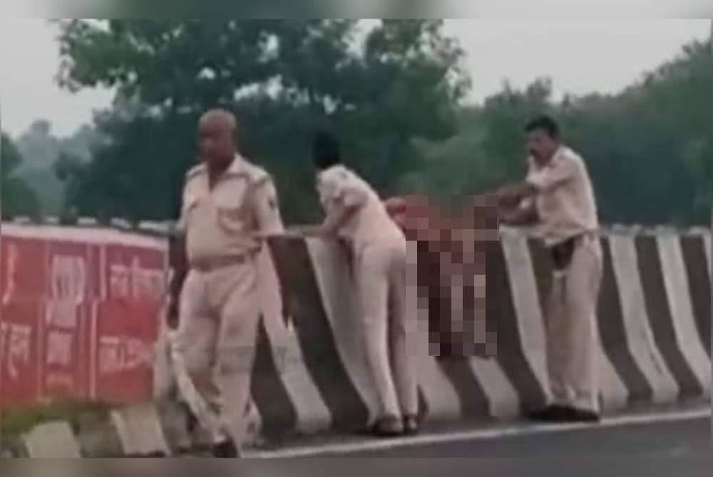 Ketiga-tiga anggota polis dilaporkan telah digantung tugas atas tindakan tersebut. - Foto Agensi