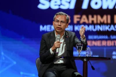 Fahmi menjawab soalan pada Sesi Town Hall SOP Baharu dan Penyerahan Surat Setuju Terima (SST) Program Tv Radio Televisyen Malaysia (RTM) di Auditorium Perdana Angkasapuri malam Isnin. - Foto Bernama