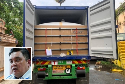 Sebuah lori kontena yang dirampas KPDN Kuala Lumpur dalam serbuan di stor haram di ibu negara pada 4 September lalu. Gambar kecil: Ariffin