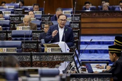 Anwar ketika Waktu Pertanyaan-Pertanyaan Menteri (MQT) pada persidangan Dewan Rakyat di Bangunan Parlimen. - Foto Bernama