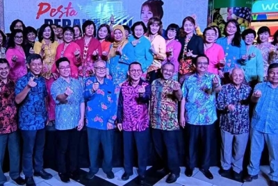 Razali Idris (depan, enam dari kiri) bersama sebahagian komuniti Cina Peranakan Terengganu sempena majlis perasmian Pesta Cina Peranakan Terengganu 2023 di KTCC.
