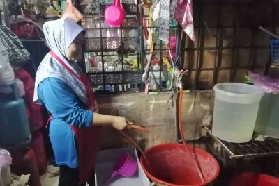 Juliana menunjukkan simpanan air yang ditadah sejak Isnin sebaik menerima notis gangguan air berjadual di kawasan Hiliran Ampang.