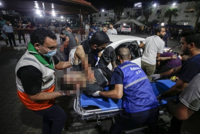 Rakyat Palestin yang cedera dibawa ke Hospital Al-Shifa di Kota Gaza. - Foto EPA