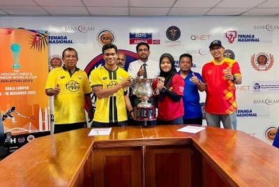 Anil (tengah) bersama jurulatih dan kapten skuad Perak dan Selangor dalam sidang media sempena Piala Tun Razak di Kuala Lumpur pada Selasa. - Foto FB MHC