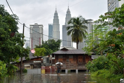 KUALA LUMPUR, 10 Okt -- Penduduk Kampung Periuk meredah air ketika banjir kilat yang melanda kampung tersebut susulan hujan lebat petang tadi.
--fotoBERNAMA (2023) HAK CIPTA TERPELIHARA