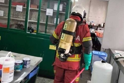 Pasukan Hazmat menjalankan kerja-kerja nyah cemar bahan kimia tersebut. - Foto JBPM