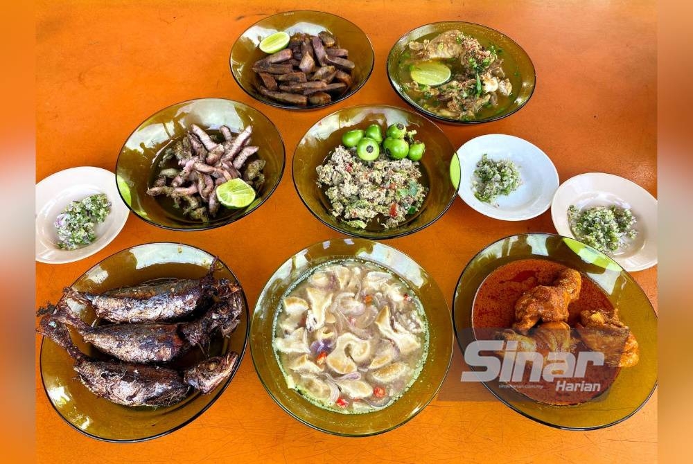 Seorang peniaga kedai makan di Batu 11, Ketereh, Kota Bharu menampilkan menu unik untuk sarapan pagi iaitu lidah bakar, testis lembu goreng kunyit dan sup serta kari kepala kambing sekali gus mencetuskan kelainan daripada sedia ada di Kelantan iaitu nasi berlauk.