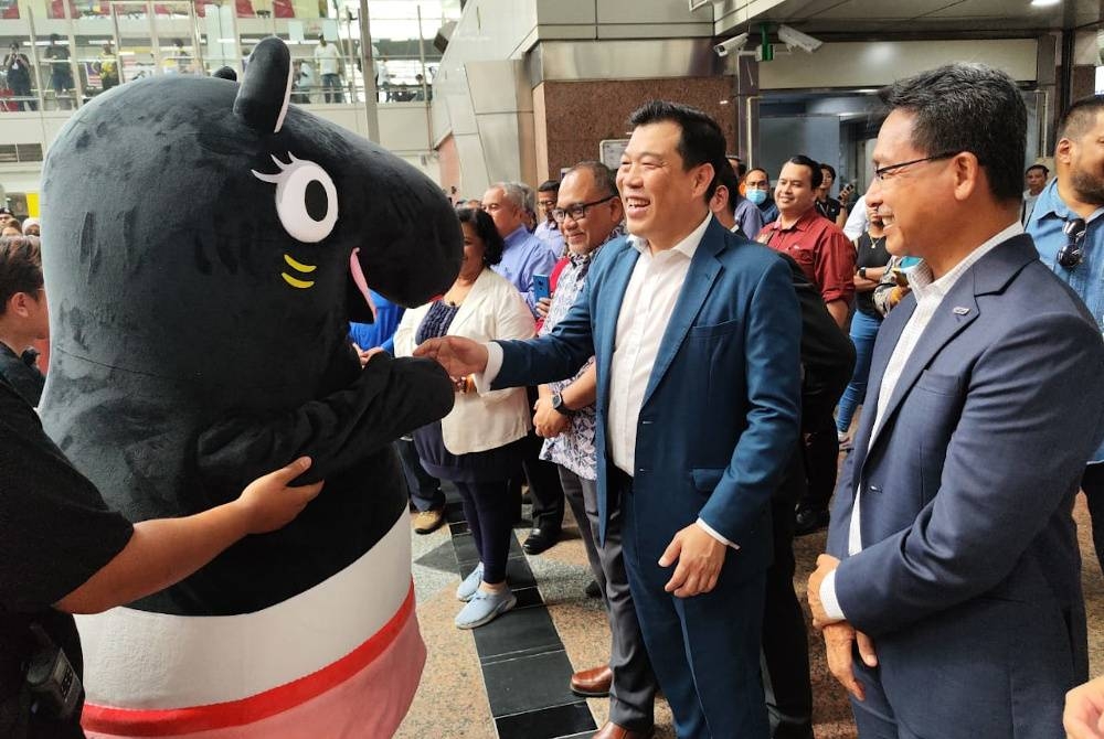Sze Yee mewakili Saarani diperkenalkan dengan maskot pelancongan baharu, Kopita pada pelancaran 'Perak Internal Wrapping' perkhidmatan tren elektrik (ETS) di Kuala Lumpur. - Foto Pejabat Exco