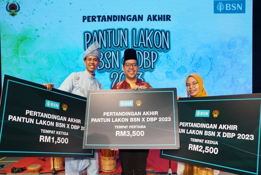 Mohamad Syafeq (tengah) bersama naib juara, Noraznie Syakirah Mohd Nor dan Muhammad Shamsuri Hashim di tempat ketiga dalam Pertandingan Akhir Pantun Lakon 2023.