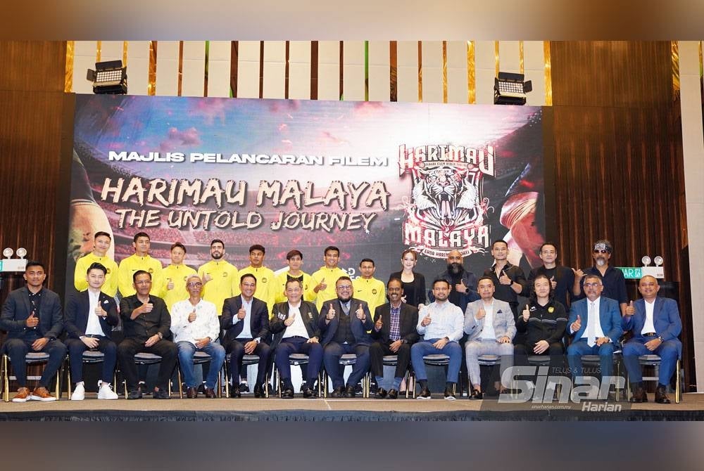 Presiden Persatuan Bola Sepak Malaysia (FAM), Datuk Hamidin Mohd Amin (depan, enam dari kiri) dan Pengarah Filem Harimau Malaya The Untold Journey Datuk Afdlin Shauki (depan, tengah) bergambar bersama pemain skuad Harimau Malaya serta barisan pelakon pada Majlis Pelancaran Filem Harimau Malaya The Untold Story di sebuah hotel pada Selasa. Turut hadir Hans Isaac, Ketua Pegawai Eksekutif Liga Bola Sepak Malaysia (MFL), Datuk Stuart Ramalingam dan Ketua Jurulatih Skuad Bola Sepak Negara, Kim Pan Gon. - Foto Sinar Harian/Rosli Talib