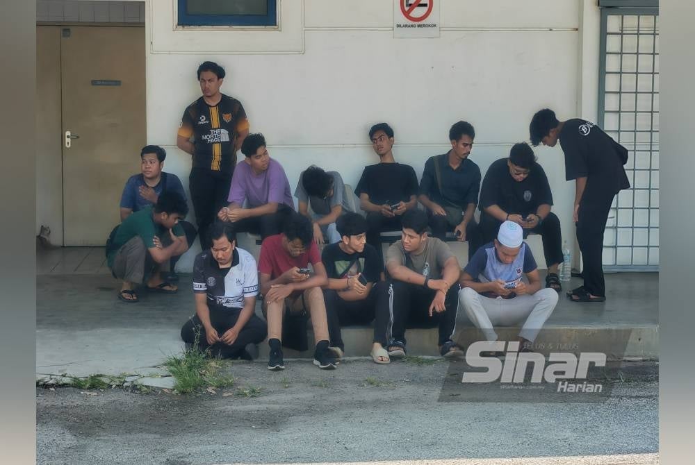 Rakan-rakan Allahyarham dilihat menunggu di bilik mayat Hospital Port Dickson.