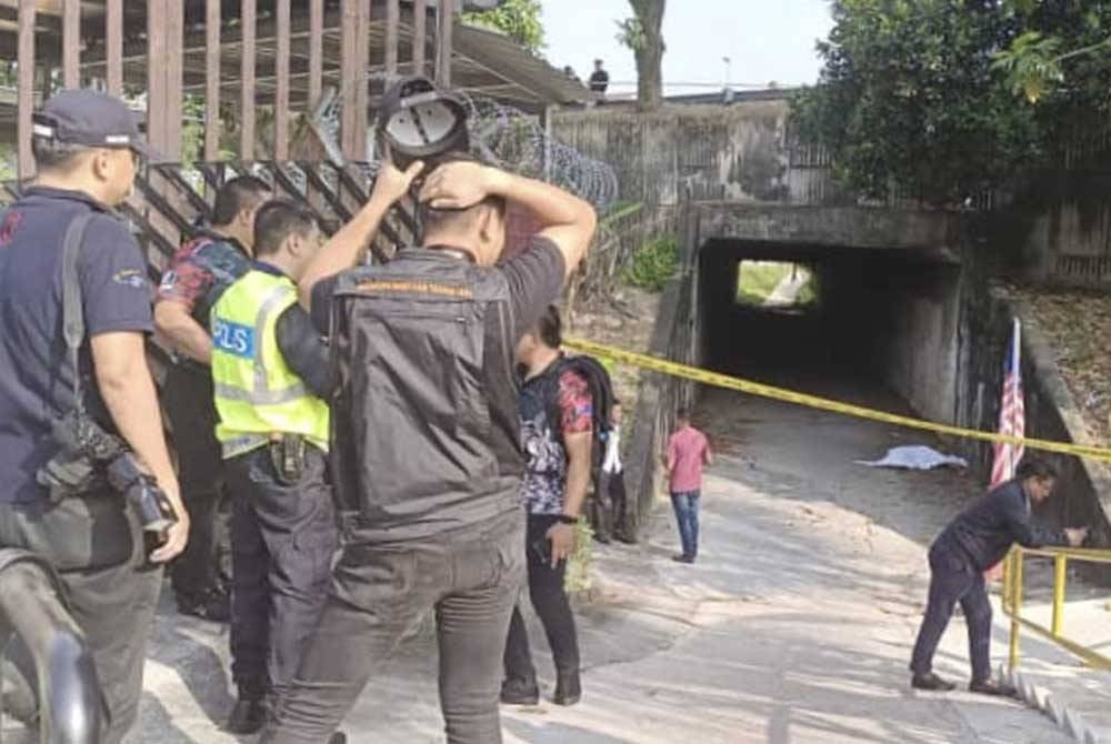 Mayat ditemui dalam kawasan terowong pejalan kaki dan motosikal di Jalan Perkasa Taman Tampoi Utama, Johor Bahru pada Ahad.
