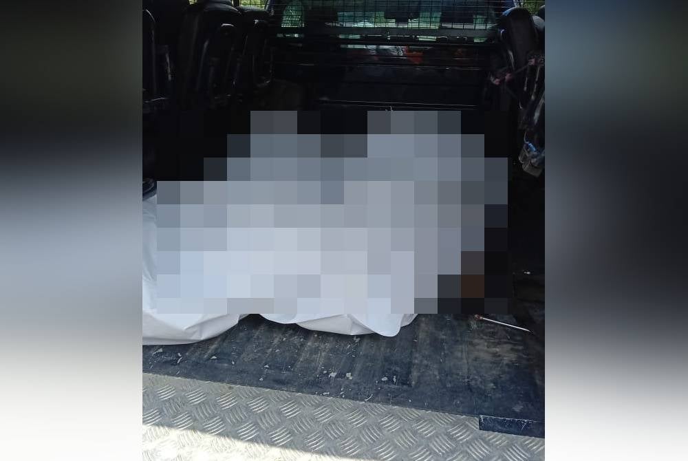 Mayat kedua-dua mangsa diserahkan kepada polis untuk tindakan lanjut. - Foto ihsan Bomba Perak