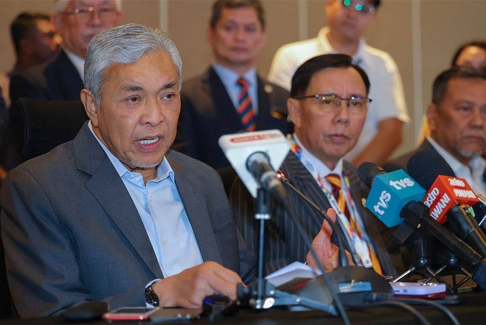 Timbalan Perdana Menteri Datuk Seri Dr Ahmad Zahid Hamidi (kiri) yang juga Menteri Kemajuan Desa dan Wilayah pada sidang media selepas mempengerusikan Mesyuarat Penyelarasan Kementerian Kemajuan Desa dan Wilayah dan Exco Luar Bandar pada Rabu. - Foto Bernama