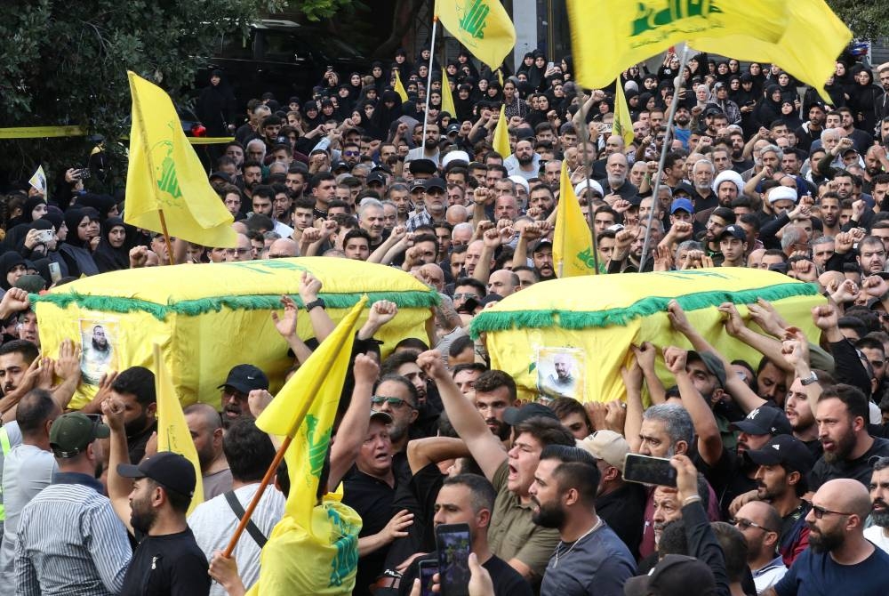 Penduduk Lubnan menghadiri upacara pengebumian anggota Hizbullah yang terkorban di perkampungan Khirbet Silem. - Foto AFP
