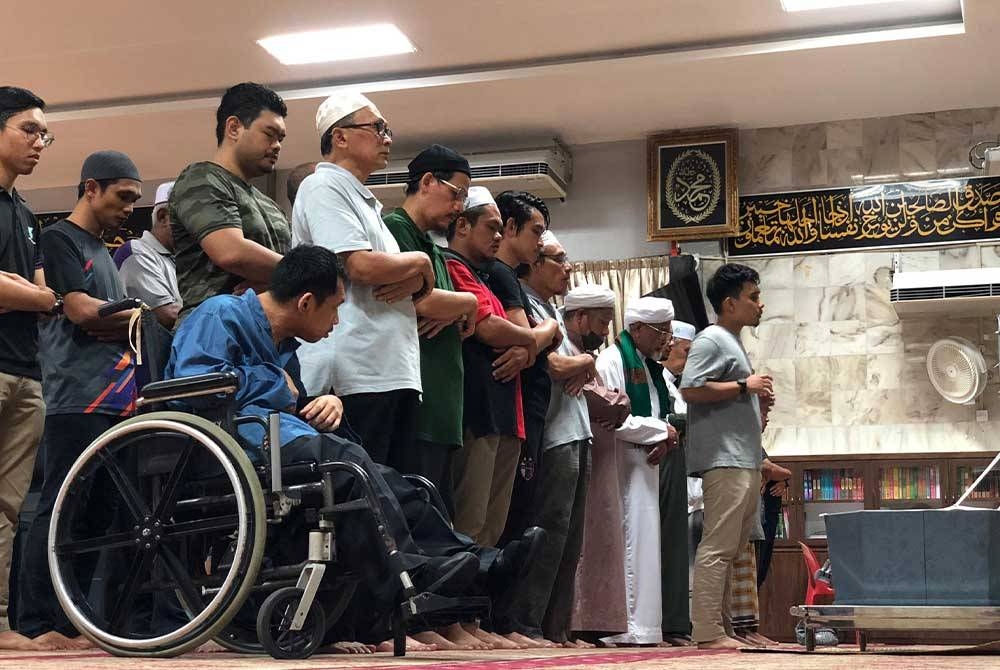 Jenazah disembahyangkan di Masjid Muhibbuddin sebelum dibawa ke Tanah Perkuburan Islam Kampung Bukit.