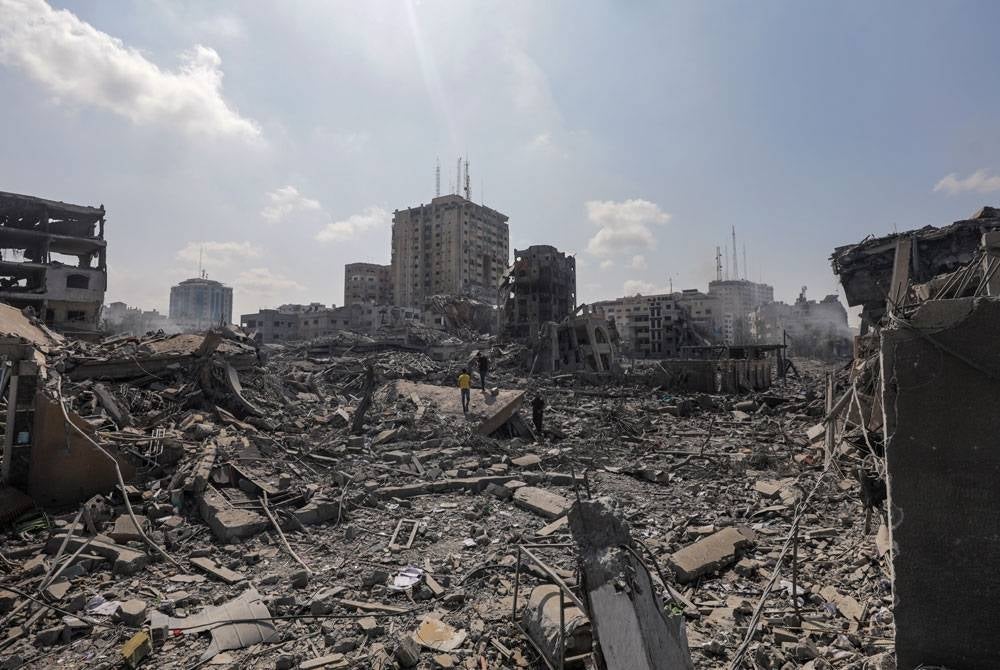 Kawasan kejiranan al-Ramal berubah menjadi padang jarak padang tekukur selepas menjadi sasaran serangan udara Israel. - Foto EPA