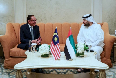 Anwar ketika mengadakan pertemuan bersama Menteri UAE, Mohamed Bin Hassan Al Suwaidi pada lawatan kerjanya ke UAE baru-baru ini. - Foto Bernama