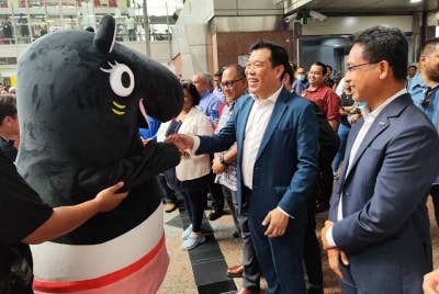 Sze Yee mewakili Saarani diperkenalkan dengan maskot pelancongan baharu, Kopita pada pelancaran 'Perak Internal Wrapping' perkhidmatan tren elektrik (ETS) di Kuala Lumpur. - Foto Pejabat Exco