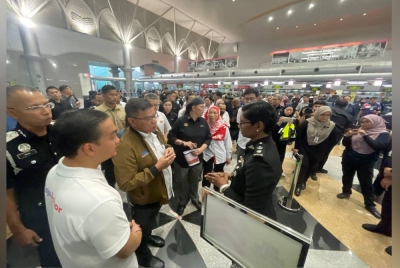 Saifuddin (dua dari kiri) meninjau keadaan di Kompleks Kastam, Imigresen dan Kuarantin (CIQ) Bangunan Sultan Iskandar (BSI) pada Rabu.