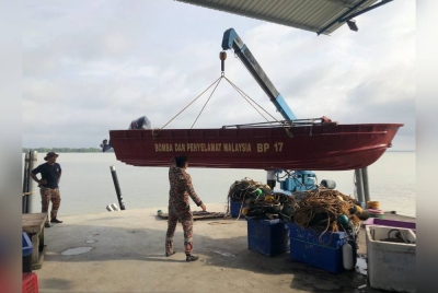Bomba menjalankan operasi mencari dan menyelamat nelayan yang dilaporkan hilang selepas bot karam di Sungai Perak, Bagan Datuk. - Foto Ihsan bomba