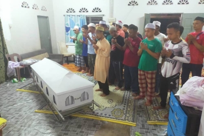 Jenazah Ariffin disembahyangkan sebelum dibawa ke Tanah Perkuburan Tanjung Buluh di sini untuk dikebumikan pada malam Selasa.