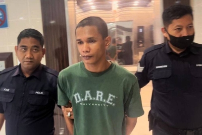 Tertuduh (tengah) dihadapkan ke Mahkamah Sesyen di Kuala Terengganu pada Rabu atas dakwaan membakar al-Quran dan sejadah di Batu Rakit, Kuala Nerus pada Jun lalu.