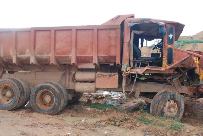 Seorang pekerja maut dilanggar lori hantu yang hilang kawalan di tapak pelupusan sisa pepejal di Padang Cina, Kulim pada Isnin lepas.