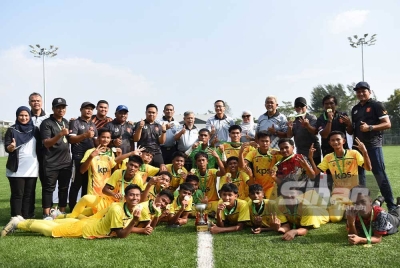 SMK Datuk Harun menjuarai Piala Sumbangsih selepas menewaskan SMK Shah Alam. - Foto Sinar Harian/Mohd Rafeq Redzuan