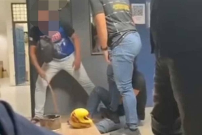 Tular video seorang individu dipukul ketika ditahan beberapa anggota polis.