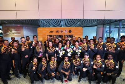 Menteri Belia dan Sukan, Hannah Yeoh bersama kontinjen negara selepas tiba dari Hangzhou di Lapangan Terbang Antarabangsa Kuala Lumpur (KLIA). - Foto Bernama