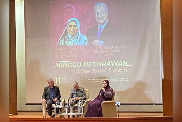 Minggu Negarawan kali ke-4 menampilkan Tun Dr Mahathir (tengah) bersama Professor Dr Solehah Nik Najah Fadilah Yaacob yang mengupas isu Sejarah, Melayu dan Identiti.